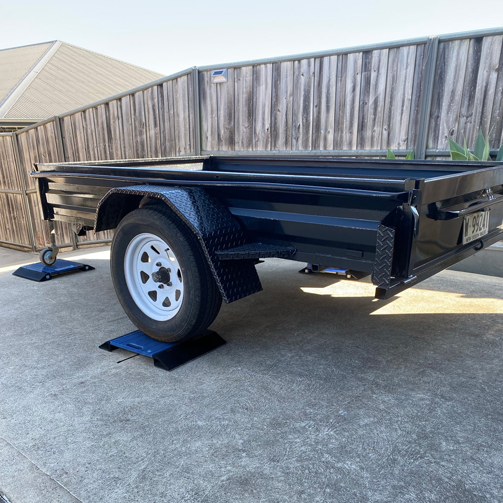 Kara-Weigh mobile trailer weighing service using blue pads to check ATM and GTM compliance.
